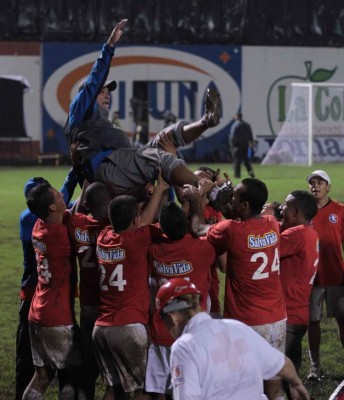 Técnicos nacionales e internacionales que se han coronado en Liga Nacional