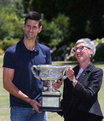 Novak Djokovic y su sesión de fotos con el trofeo del Abierto de Australia