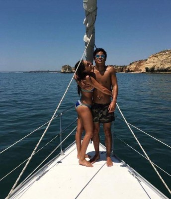 Hija de Mourinho deslumbra con su novio y se divierte a lo grande