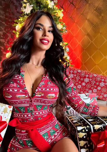 La croata que desafió las normas de Qatar explota las redes con sus fotos en Navidad: ‘‘¿Qué encontraste debajo del árbol?’’