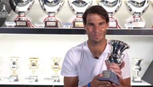 El tenista español exhibió su trofeo en la academia Rafa Nadal Museun Xérience.