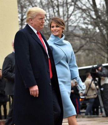 Melania Trump y su espectacular look en juramentación de su esposo Donald