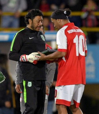 Ronaldinho provoca locura en Colombia: Estadio lleno, abrazo con leyenda y máximo respeto