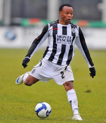 Los futbolistas que nacieron en los barrios más pobres de su país y ahora son estrellas