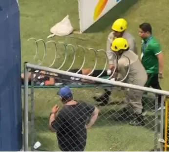 Cristian Cálix fue trasladado al hospital luego de un golpe en la cabeza.