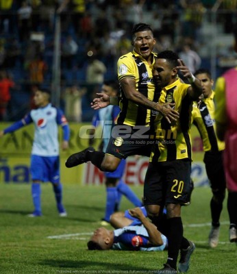 NO SE VIO: Bebé en camino, bengalas y peleas en el Real España-Motagua