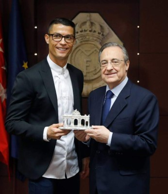 Fotos: Las imágenes curiosas de la renovación de Cristiano con el Real Madrid