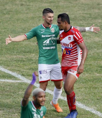 NO VISTE EN TV: Tapadón, vendajes y bronca entre aficionados del Marathón en el Yankel