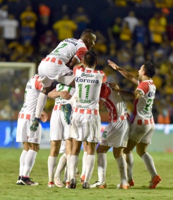 Brayan Beckeles se luce y el Necaxa sorprende a Tigres en México