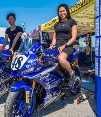 Sharni, la hermosa piloto que se retiró del motociclismo por culpa del machismo en las carreras