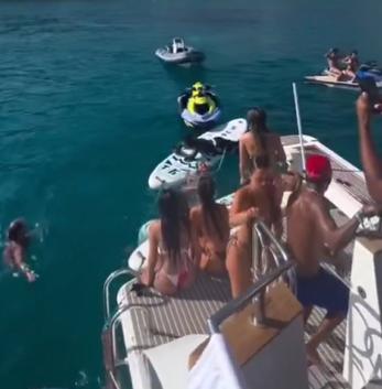 Bonitas vacaciones: futbolistas del Barcelona fueron captados a bordo de un yate lleno de mujeres