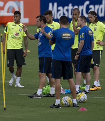 Así fue el primer entrenamiento de Neymar con Brasil de cara al juego ante Uruguay