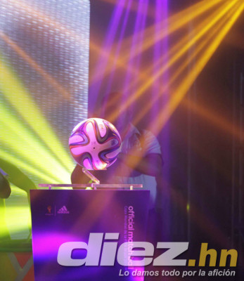 Diunsa presentó el balón oficial del Mundial Brasil 2014.
