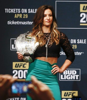Filtran nuevas fotos íntimas de ex campeona de la UFC