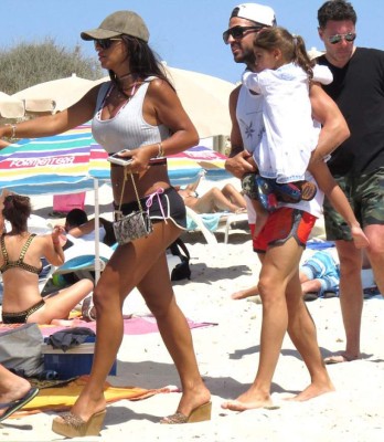 Las vacaciones de Fábregas y su infartante mujer en Ibiza