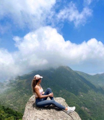 Famosa influencer pierde la vida por intentar sacarse la mejor selfie; murió al caer por una cascada