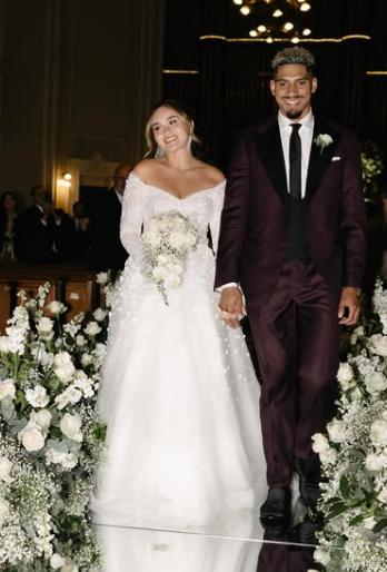 Araujo se casó en una iglesia metodista: su bella esposa, el único jugador del Barça que lo acompañó y la fiesta secreta