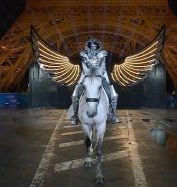 ¿Maltrato animal? Así lucía el caballo blanco que montaba el jinete que portaba la bandera de los Juegos Olímpicos 2024