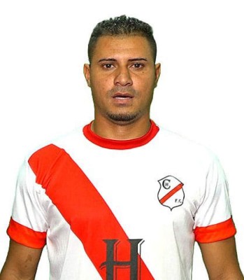 Siete futbolistas y dos DT: Los legionarios hondureños que siguen jugando pese al coronavirus