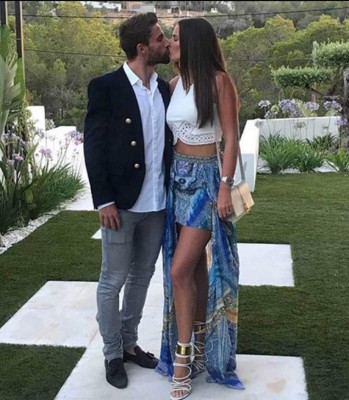 Futbolistas no muy famosos, pero con novias y esposas espectaculares