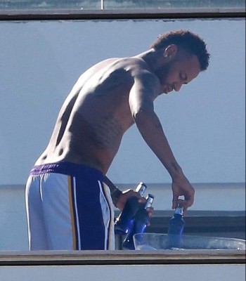 Entre cervezas y amigos, así son las vacaciones de Neymar en Río de Janeiro