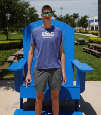 Exmadridista entra en los Libros Guinness por ser el adolescente más alto del mundo: ¡15 años y mide 2,26!