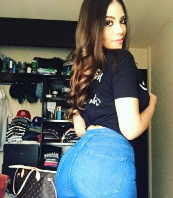 Presentadora mexicana levanta su vestido para mostrar tatuaje