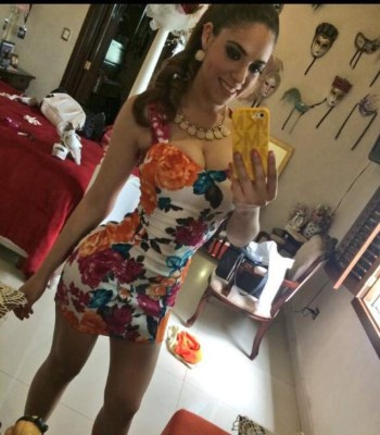 Presentadora mexicana levanta su vestido para mostrar tatuaje