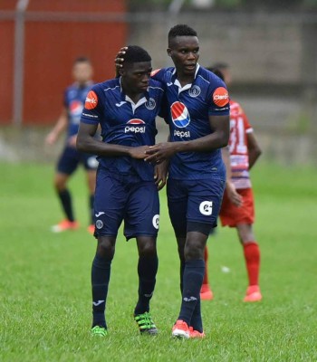 Lo que no se vio en TV: El abrazo de Diego Vázquez con Elencoff y el emotivo adiós de 'Carlón'