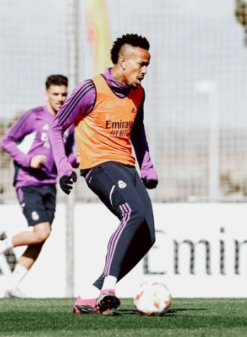 Así calientan el clásico los jugadores del Barcelona y Real Madrid: beso de Gavi, recuerdito de Benzema y el mensaje de Vinicius