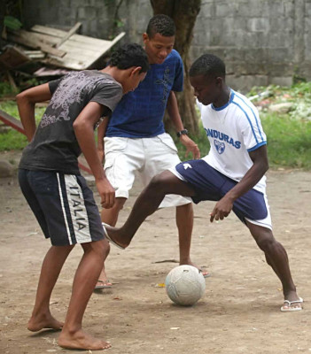 Júnior Lacayo el orgullo de la colonia Pizzaty .en Ceiba .
