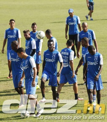 Risas, bromas y pláticas individuales de Pinto en el último entreno de Honduras