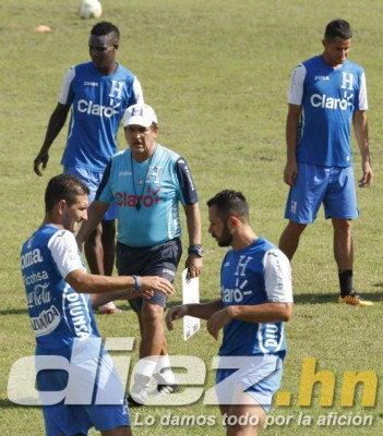 Risas, bromas y pláticas individuales de Pinto en el último entreno de Honduras
