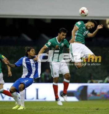 MEX51. CIUDAD DE MÉXICO (MÉXICO), 08/06/2017.- Los jugadores de México Diego Reyes (d) y Oswaldo Alanís (c) disputan el balón con Henry Figueroa (i) de Honduras hoy, jueves 8 de junio de 2017, durante un juego de la quinta jornada de la eliminatoria mundialista de la Concacaf que se disputa en el Estadio Azteca (México). EFE/José Méndez