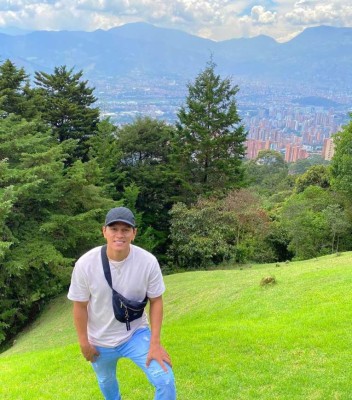 ¡Hasta la hace de modelo! Así es la nueva vida del volante hondureño Bryan Moya en Angola