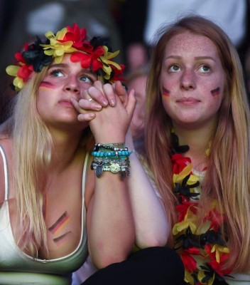 El toque femenino: Las bellezas en el Francia-Alemania
