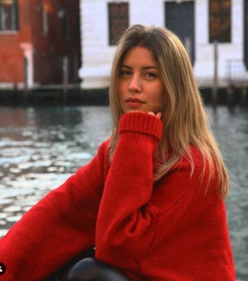 ¡Vergonzoso! Jugador se baja la calzoneta delante de una árbitro italiana en pleno juego