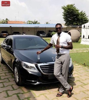 Hasta duerme con ellos: La increíble flota de autos de Emmanuel Adebayor