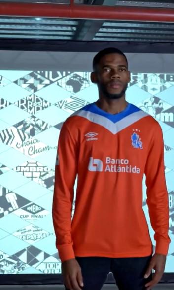 El precio y qué significan los números: las otras imágenes de la nueva camisa del Olimpia; así es la versión manga larga