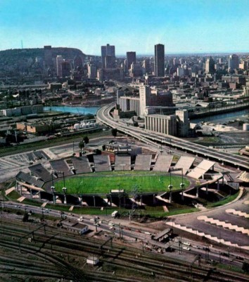 Así son los estadios por el mundo que han sido criticados por su diseño