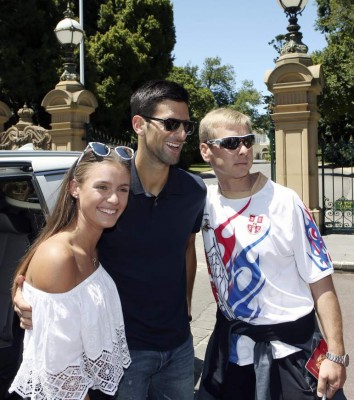 Novak Djokovic y su sesión de fotos con el trofeo del Abierto de Australia
