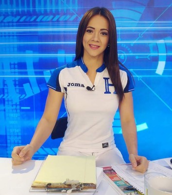 La belleza hondureña se pinta de azul y blanco cuando juega la Selección