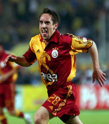 Los futbolistas irreconocibles con las camisetas de otros equipos