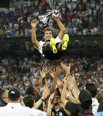 El Bernabéu rinde homenaje a una leyenda; Raúl González