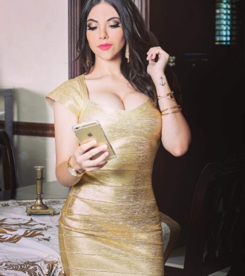 Presentadora mexicana levanta su vestido para mostrar tatuaje