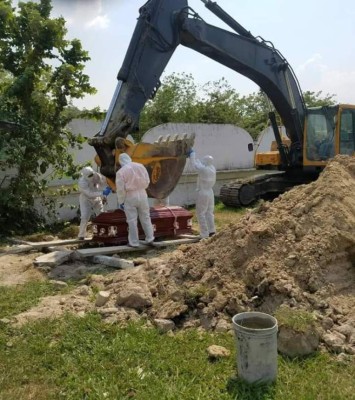 Duras imágenes del entierro de los primeros dos muertos por coronavirus en Honduras