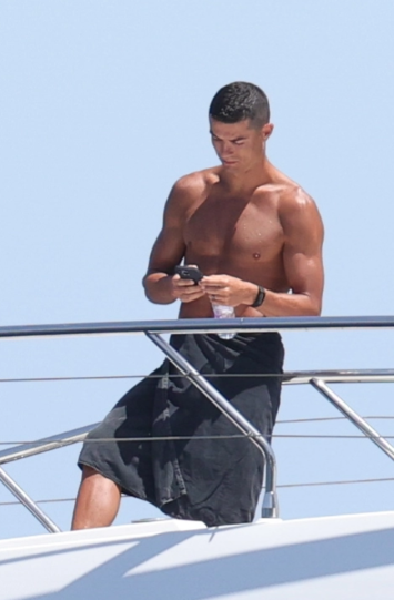 Así fueron captados Cristiano Ronaldo y Georgina Rodríguez en sus vacaciones: ‘‘No podían quitarse las manos de encima’’