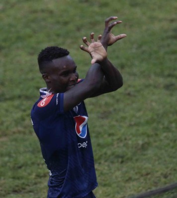 ¡Curiosas! El tacuazín que invadió la cancha y las 'garras' de Rubilio Castillo