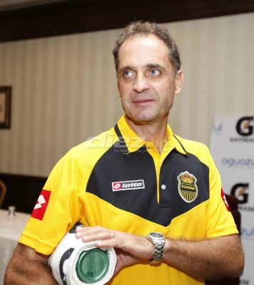 Real España: 19 procesos, 15 técnicos y apenas tres títulos en 10 años