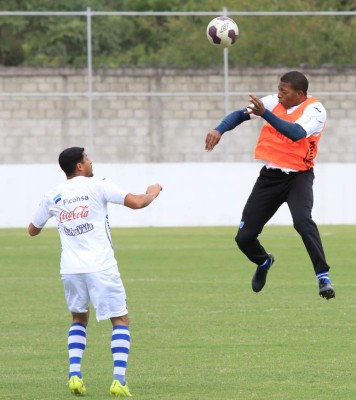 Roger Espinoza y su look se roba las miradas en entreno de Honduras